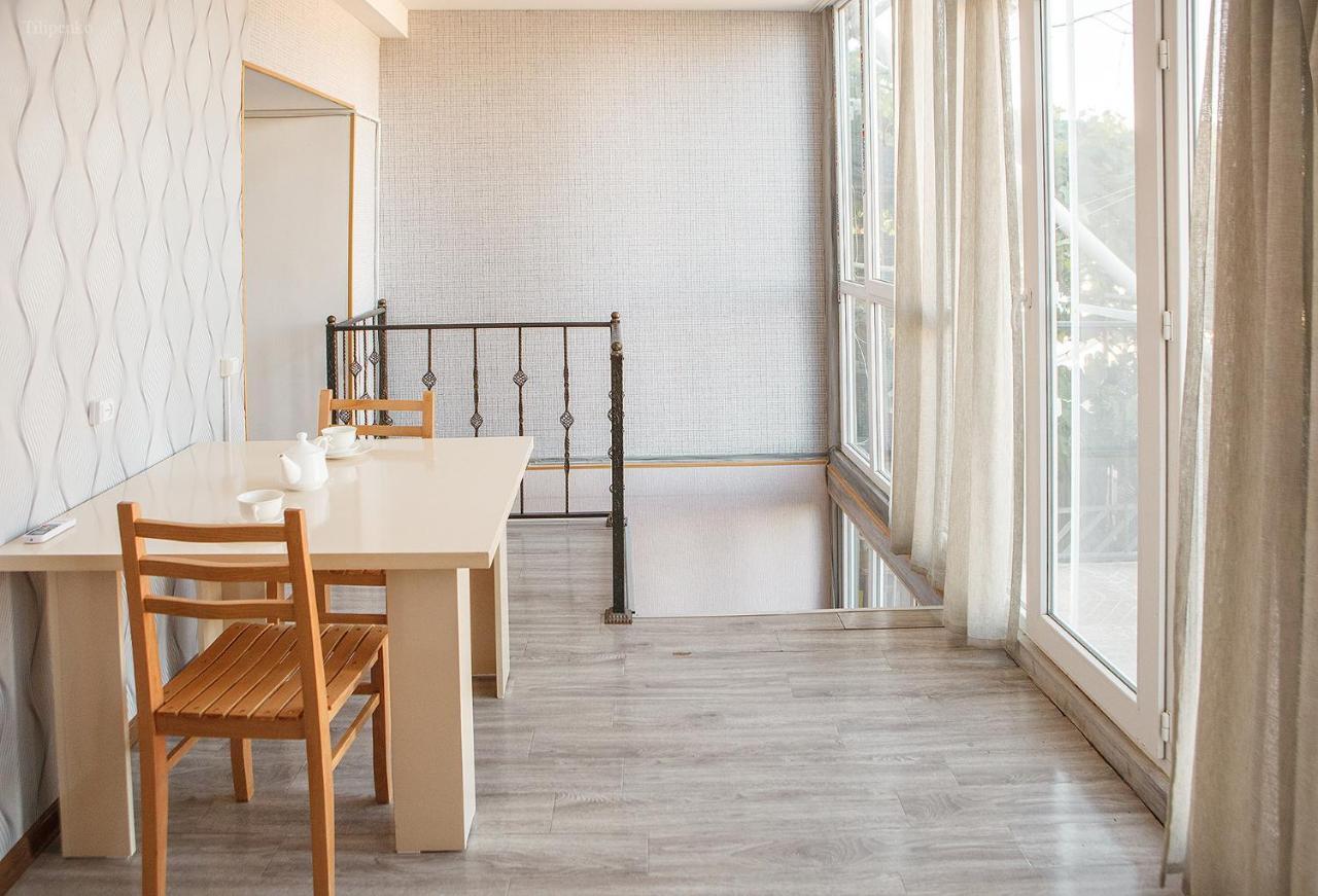Blossom Hostel Updated ! Обновлено !!! City Center! Perfect Order!!! Snow-White Bed Linen!!! Идеальный Порядок!!! Белоснежное Постельное Белье!!! Центр Города !!! Tbiliszi Kültér fotó
